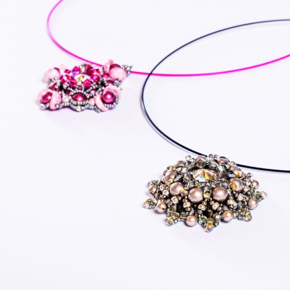 Zwei fertige Anhänger in Rosa und Champagner