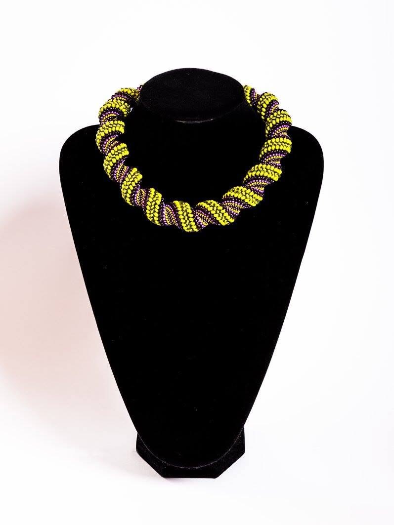 Spiralcollier auf einer schwarzen Büste